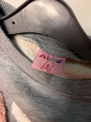 Jersey gris con LOVE y detalles peludos