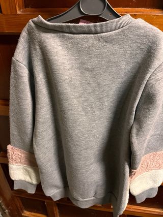 Jersey gris con LOVE y detalles peludos