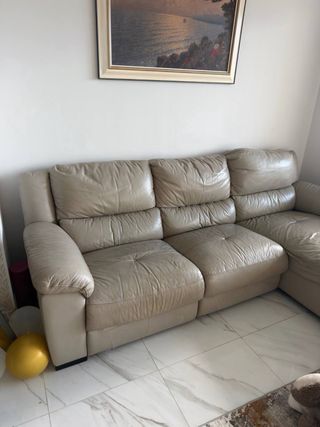 Sofá de cuero beige