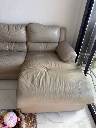 Sofá de cuero beige