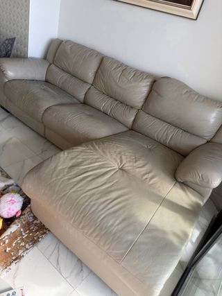 Sofá de cuero beige