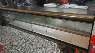 Vitrina de cristal para dulces dorada