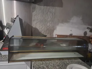 Vitrina de cristal para dulces dorada