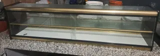 Vitrina de cristal para dulces dorada