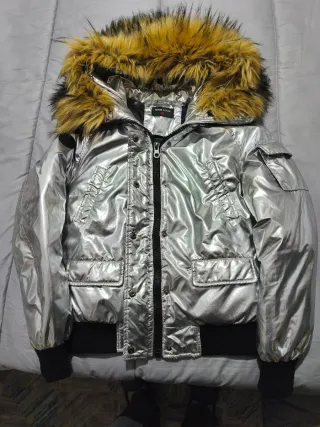 Chamarra plateada con gorro de pelo