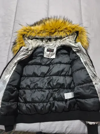 Chamarra plateada con gorro de pelo