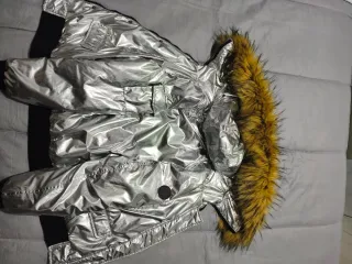 Chamarra plateada con gorro de pelo