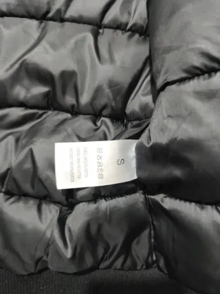 Chamarra plateada con gorro de pelo