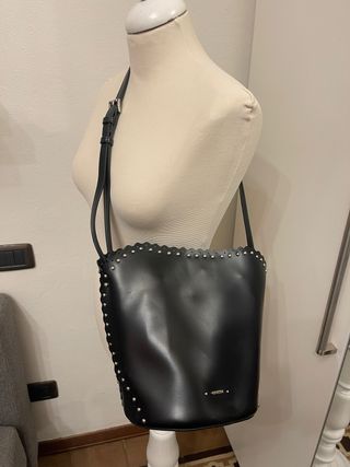 Borsa Carpisa secchiello nera con borchie