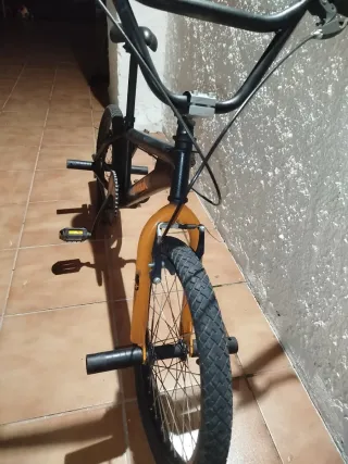 Bicicleta BMX Negra y Naranja