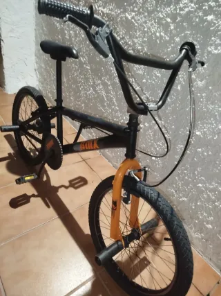 Bicicleta BMX Negra y Naranja