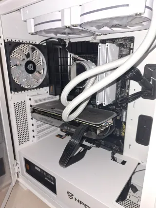 PC para Renderizado e IA Blanco