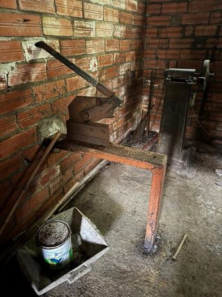 Prensa de hierro antigua