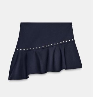 Falda azul con tachuelas