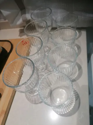 Juego de copas y vasos de cristal