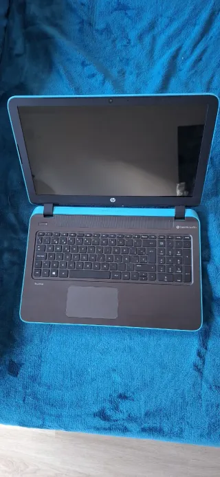 Portátil HP Pavilion azul (pantalla con manchas)