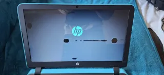 Portátil HP Pavilion azul (pantalla con manchas)