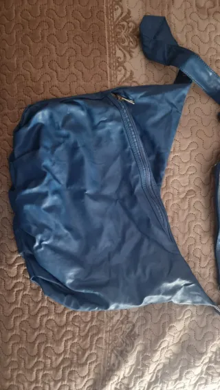 Bolso azul con tachuelas grande