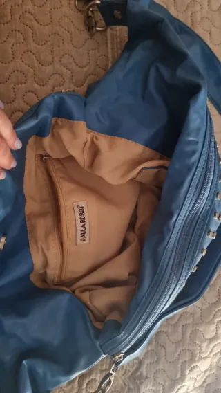 Bolso azul con tachuelas grande