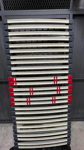 Cama individual metálica blanca con somier