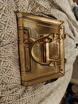 Bolso de mano dorado