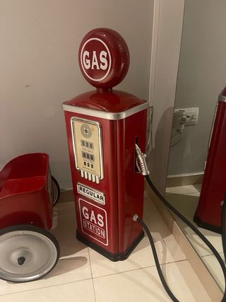 Coche de pedales y gasolinera Baghera