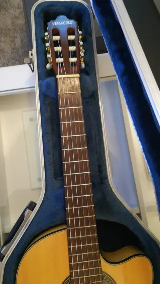 Guitarra Veracruz con funda rígida
