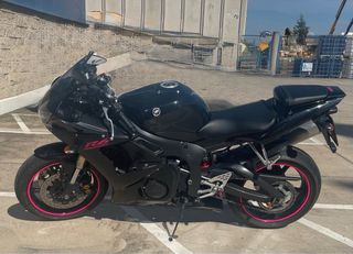 Yamaha R6 Deltabox III Negra y Rosa