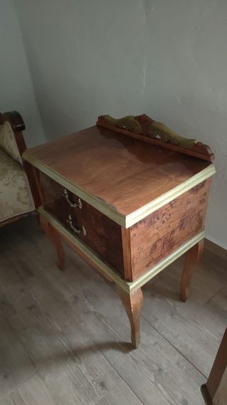 Mesilla antigua de madera