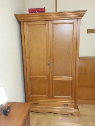 Armario de madera macizo color roble