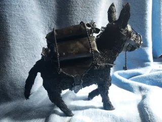 Escultura burro bronce o hierro con hilos de acero
