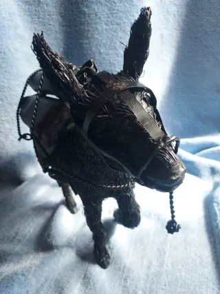 Escultura burro bronce o hierro con hilos de acero