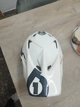 Casco integral blanco y negro