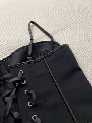 Corsé negro con tirantes
