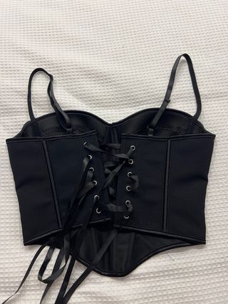 Corsé negro con tirantes