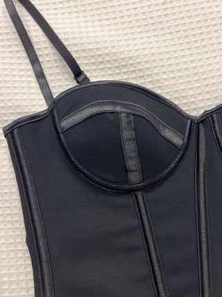 Corsé negro con tirantes