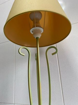 Lámpara de mesa de hierro verde