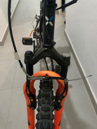 Bicicleta Btwin Negra y Naranja
