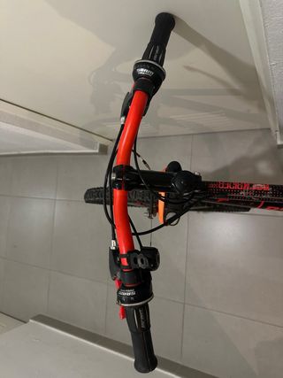 Bicicleta Btwin Negra y Naranja