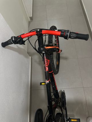 Bicicleta Btwin Negra y Naranja