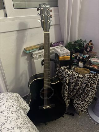 Guitarra Electroacústica Harley Benton + Reposador