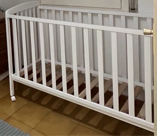 Cuna de bebé blanca con móvil