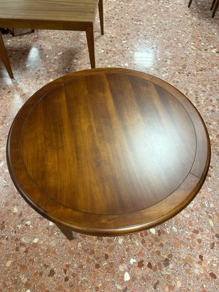 Mesa redonda de cerezo envejecido.