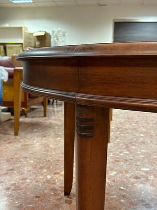 Mesa redonda de cerezo envejecido.