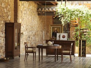 Mesa redonda de cerezo envejecido.