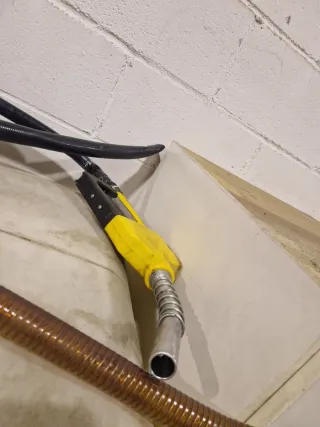 Surtidor y depósito de combustible