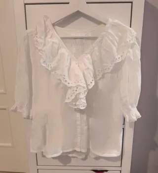 Camisa blanca con volantes