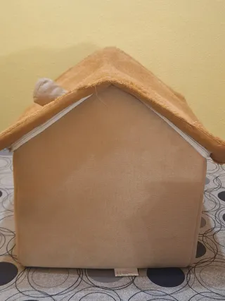 Cama para gatos con diseño de casa
