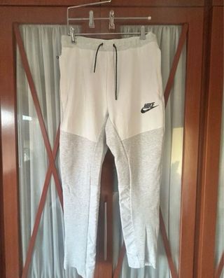Pantalones Nike grises y blancos