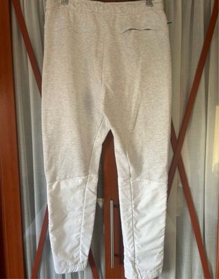 Pantalones Nike grises y blancos